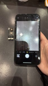 iPhone11　リアカメラ　ヒビ