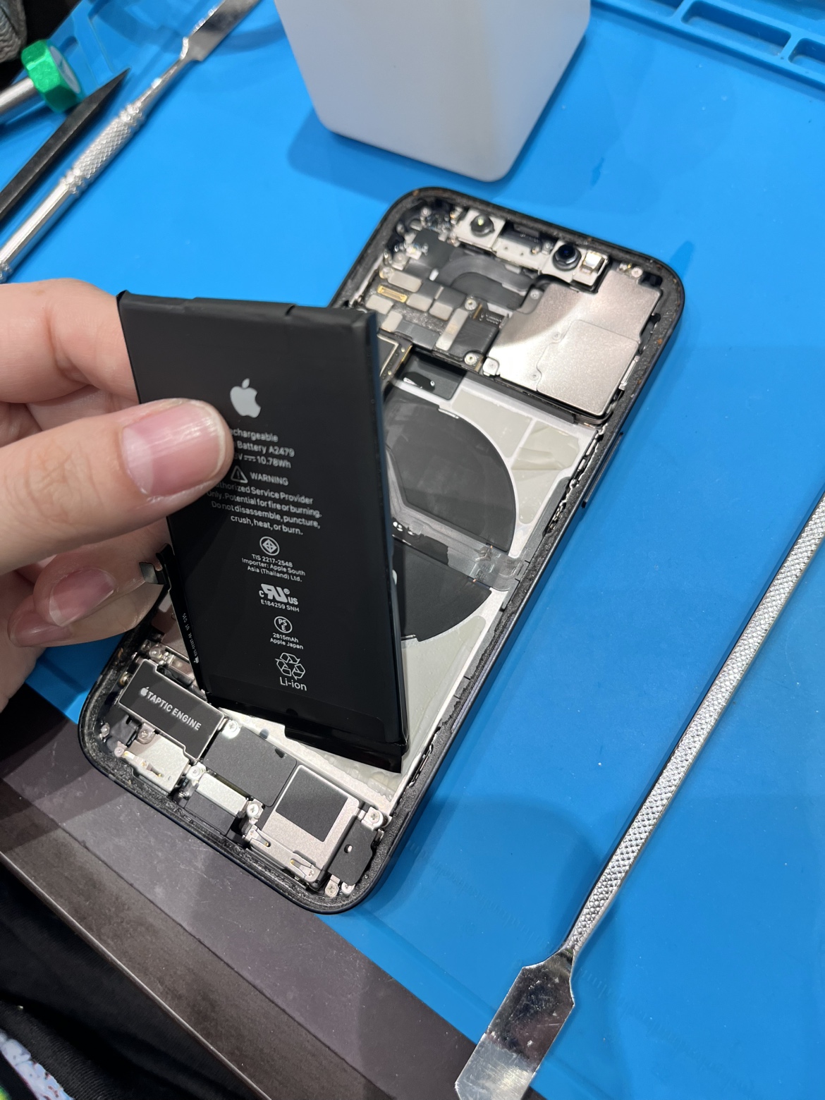 iPhone１２のバッテリーを外す