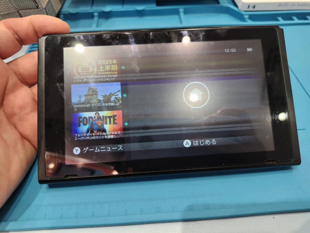 液晶にダメージを受けて、画面全体に線がはいっている