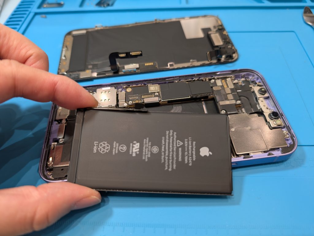 画面を開けて、バッテリーを取り外します。