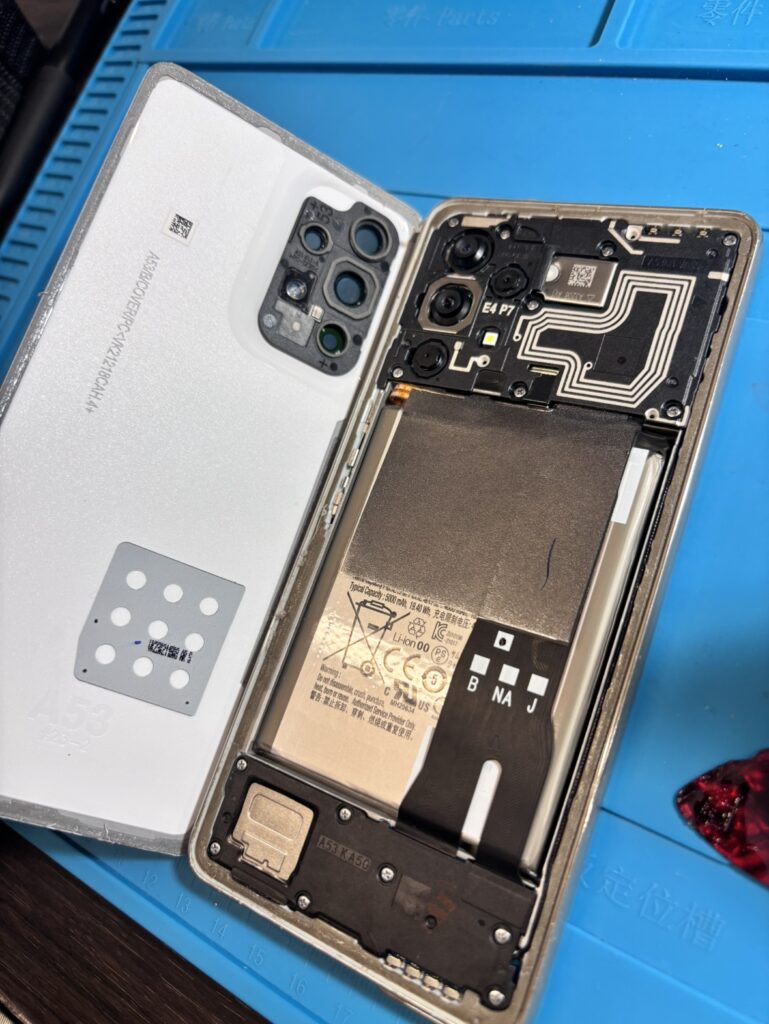 開けると上部に基板、真ん中のバッテリーがあります