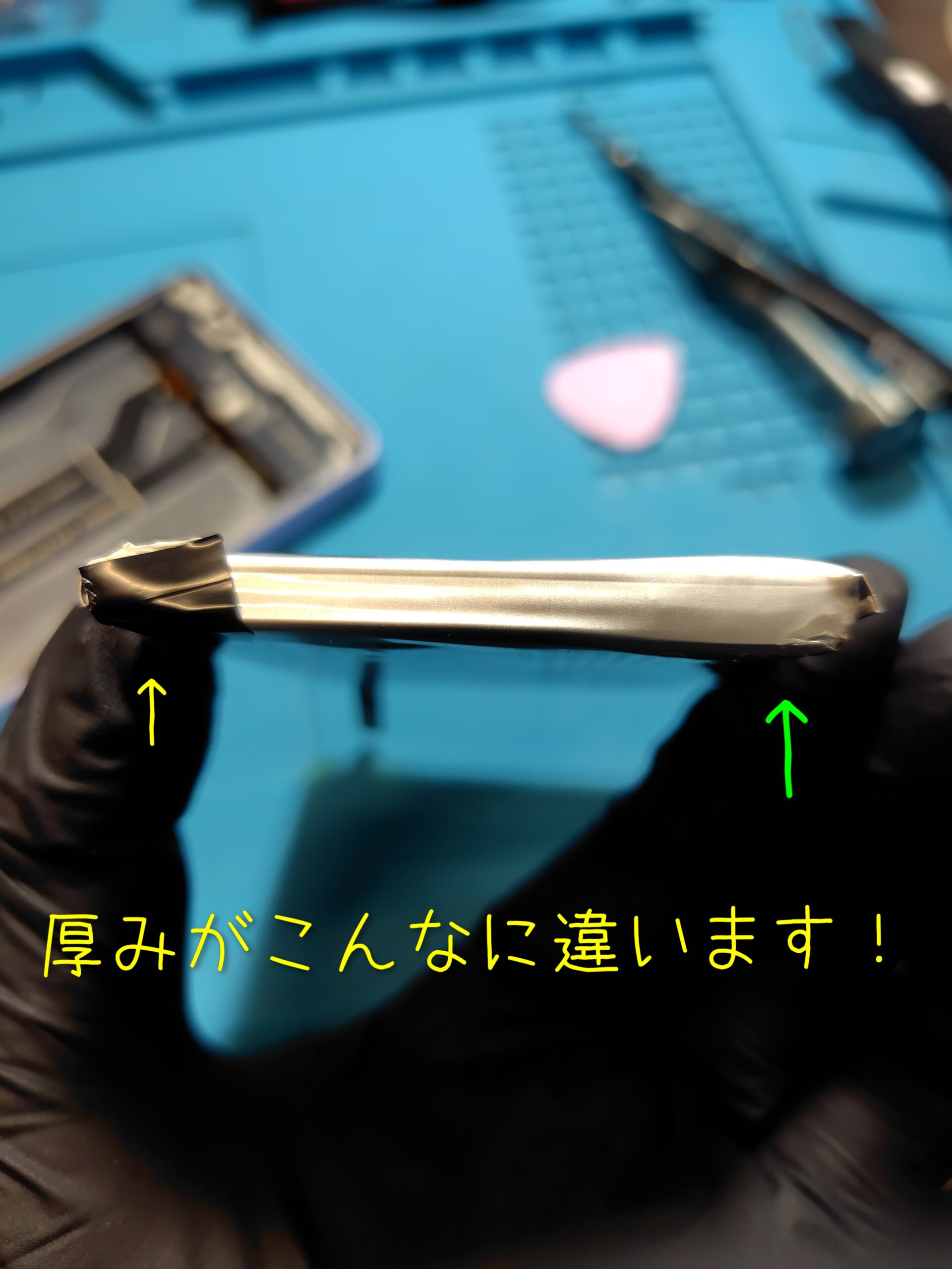 取り出したバッテリーの様子。