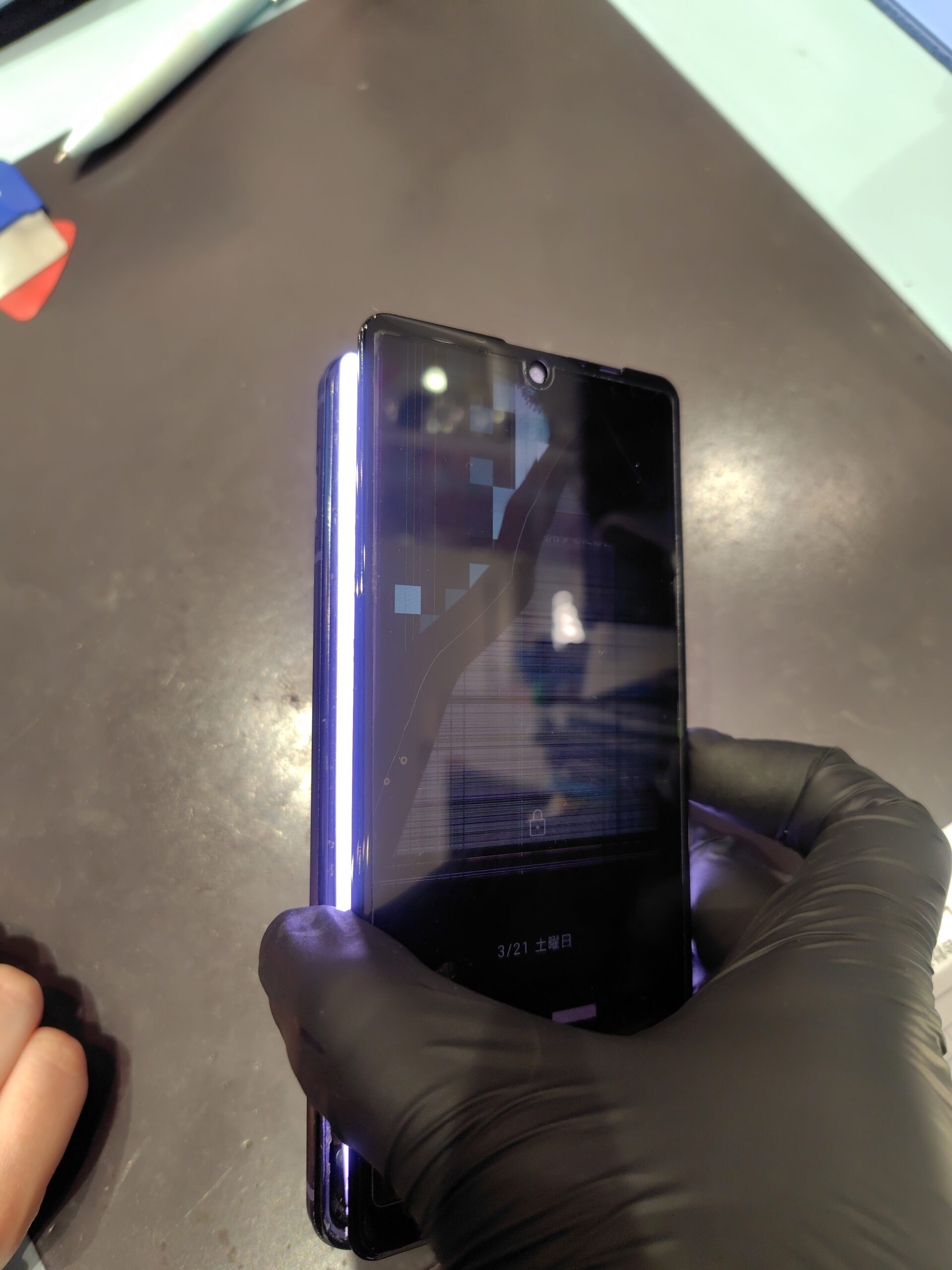 画面が破損して、全体に線が入っています。